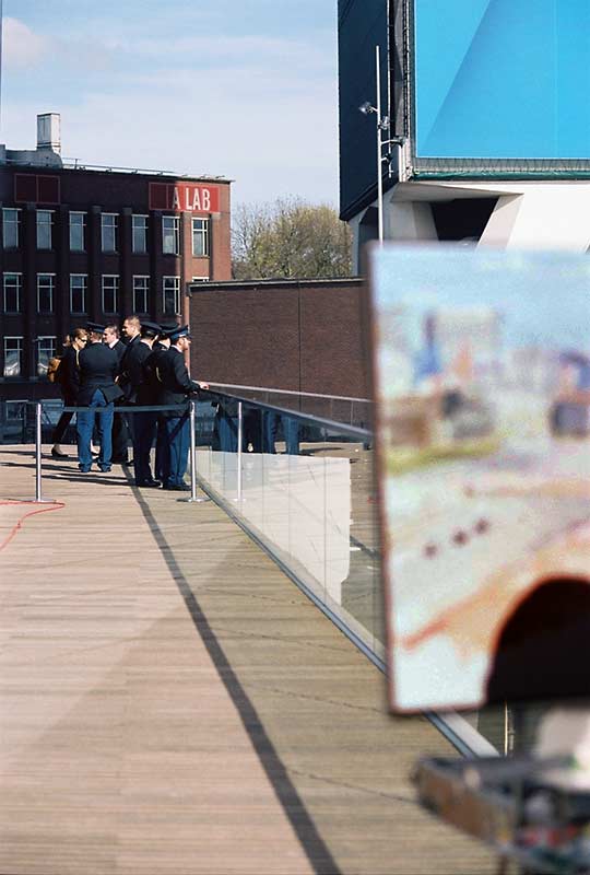 Het schilderen van de koningsvaart door de kunstschilder, Peter Smit.