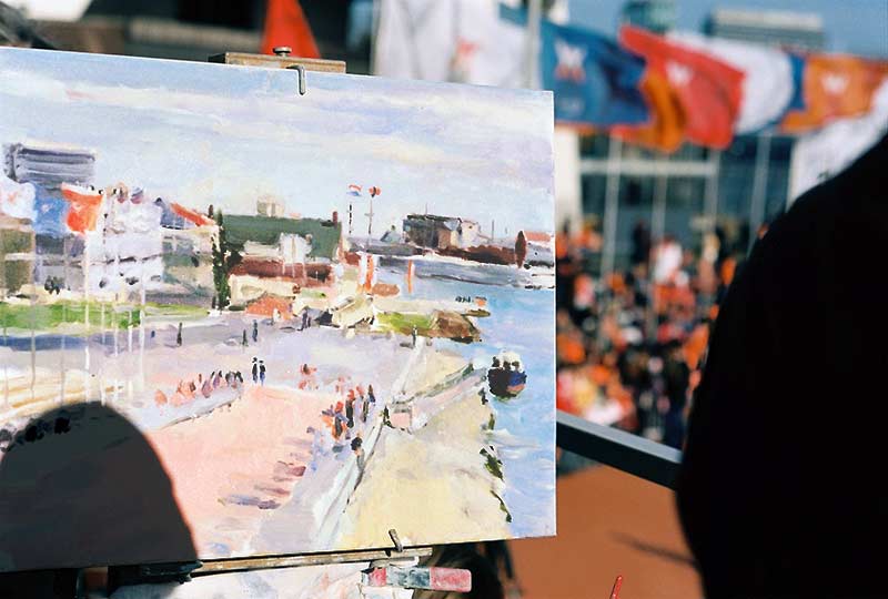 Het schilderen van de koningsvaart op koninginnedag 2013 door de kunstschilder, Peter Smit.